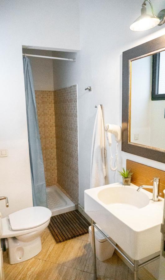 Cama em Quarto Dormitório de 8 Camas com Casa de Banho