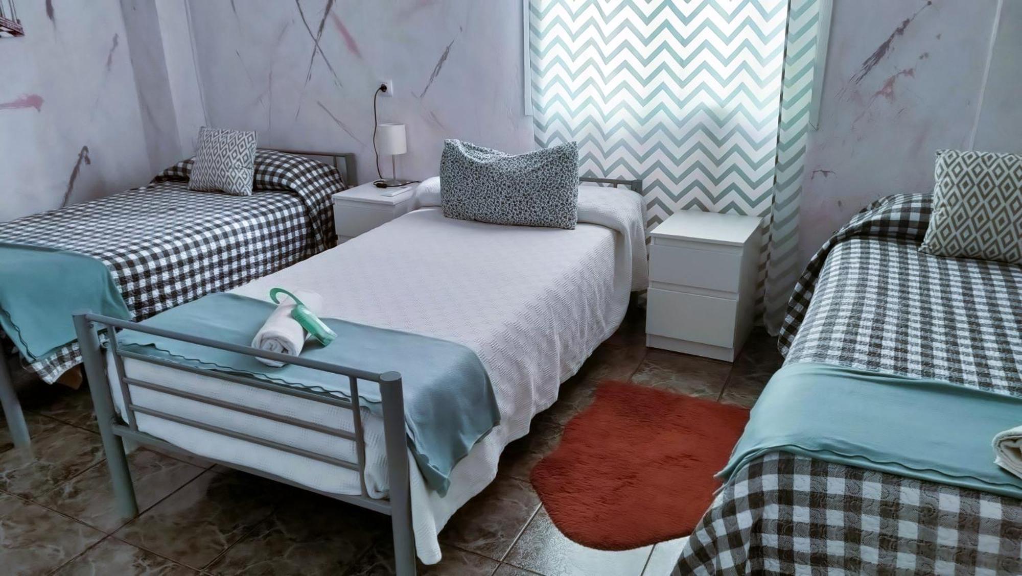 Quarto Triplo Básico com Casa de Banho Partilhada